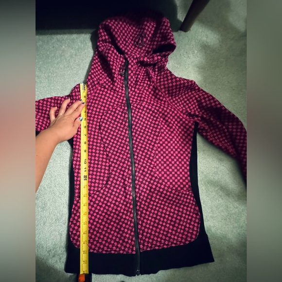 Lululemon older style scuba. Size 4 but fits more like a 2. EUC - Picture 6 of 6